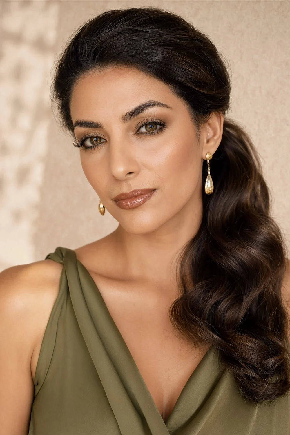 Warm peach soft glam with bronze eyeshadow, defined lashes, and glossy nude-brown lips